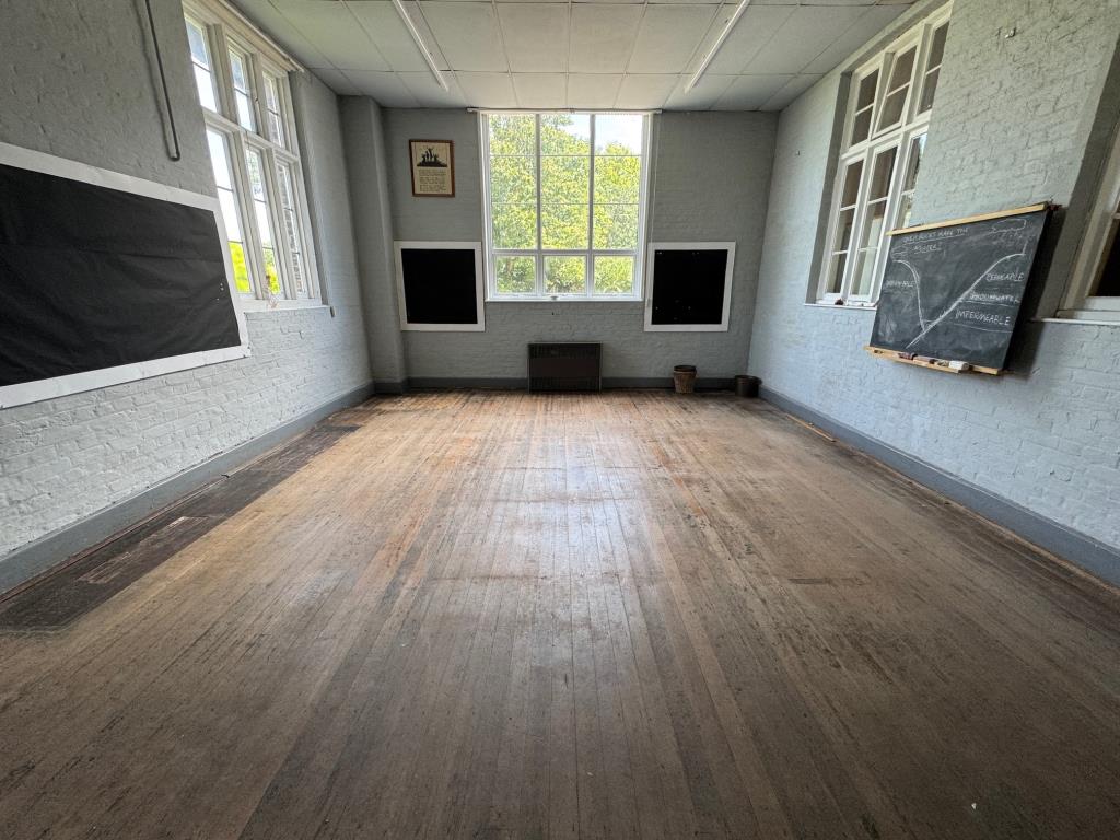 Lot: 43 - FREEHOLD COMMERCIAL PROPERTY WITH CONVERSION/REDEVELOPMENT POTENTIAL - Hall 2
